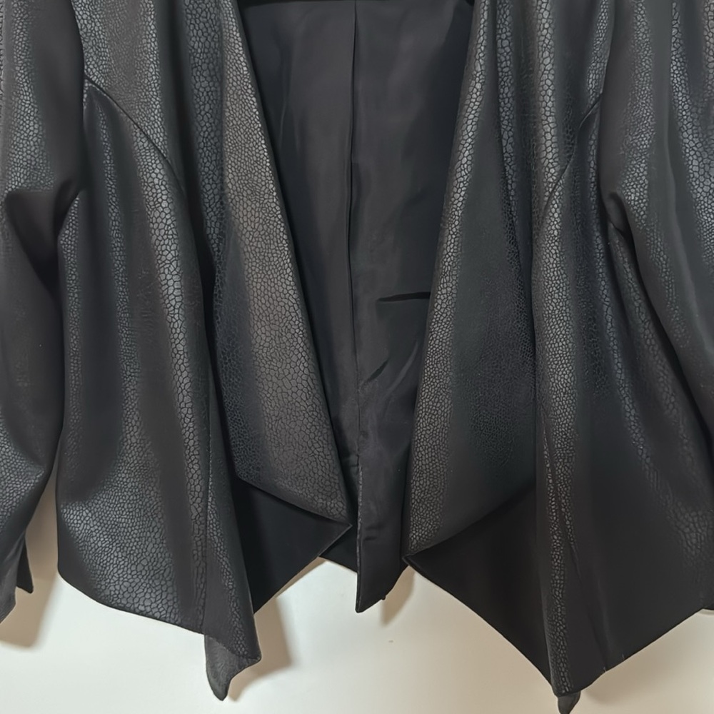 CCH Collection Black Faux Leather Crop Drape Style Blazer Jacket Sz XS - Picture 3 of 6
